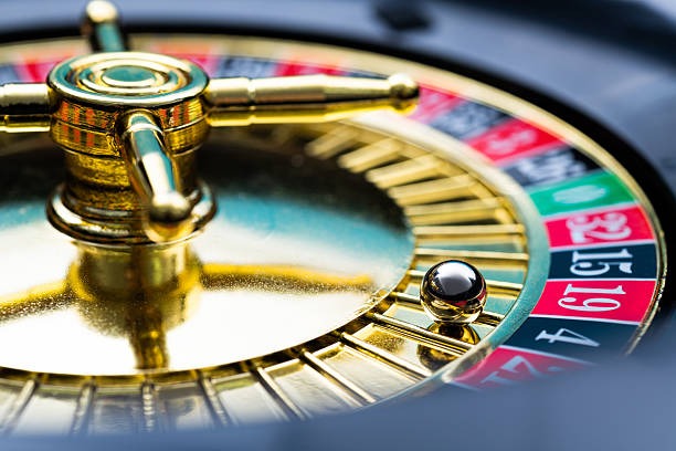 live roulette wheel and betting layout